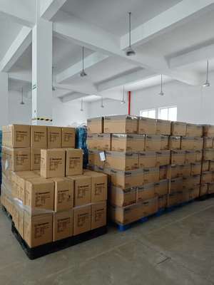 Escova de Ar Quente de Titânio de 1200W com 1 Ano de Garantia e Dupla Voltagem para Penteados Fáceis